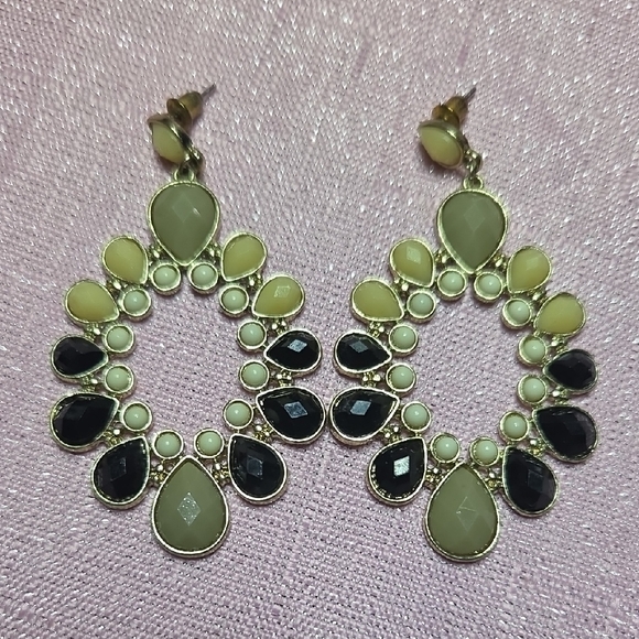 Jewelry - Gorgeous!!! Elegant Black and Cream Teardrop Earrings